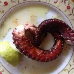 Средиземноморская кухня с осьминогом