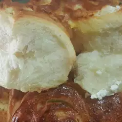 Праздничный хлеб с брынзой и сливочным маслом