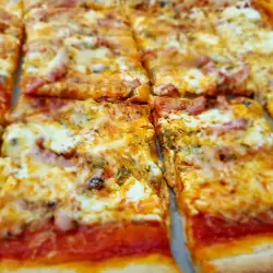 Пицца со сливками, беконом и сыром