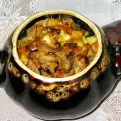 Блюда в глиняном горшке со свиной лопаткой