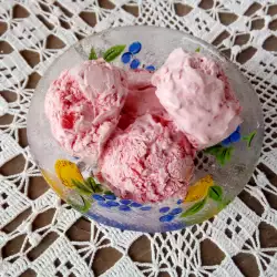Десерт с малиной и мороженым