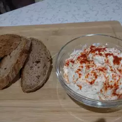 Острая закуска из брынзы, чеснока и сметаны