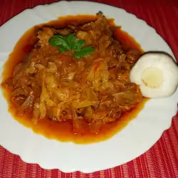 Свежая капуста с морковью и помидорами в духовке