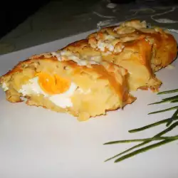 Картофельный рулет с начинкой из вареных яиц и брынзы