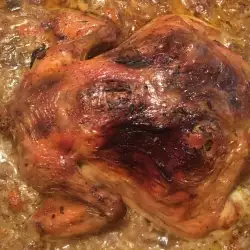 Праздничная фаршированная курица с рисом и потрохами на квашеной капусте