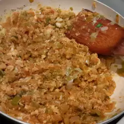 Лук-порей с салом и яйцами на сковороде