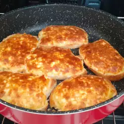 Воздушные бутерброды с яйцом, брынзой и сыром