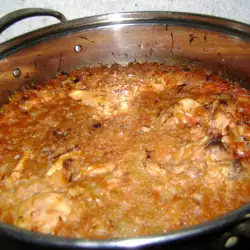 Свежая капуста с курицей и рисом в духовке