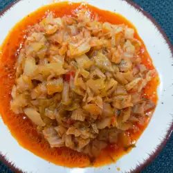 Свежая капуста с помидорами в банках