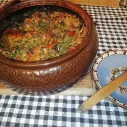 Мясо индейки с рисом и овощами в глиняном горшке