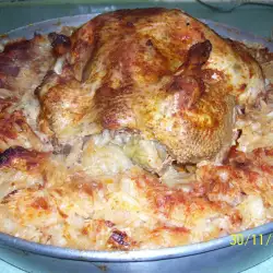 Домашняя курица, фаршированная греческими голубцами, с кислой капустой