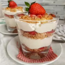 Быстрый десерт с клубникой