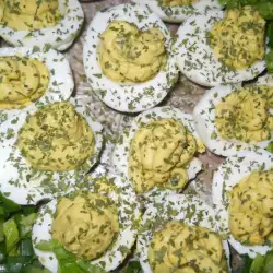 Фаршированные яйца с паштетом из петрушки