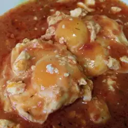 Вкусные яйца с томатным соусом