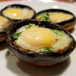 Грибочки, фаршированные перепелиными яйцами