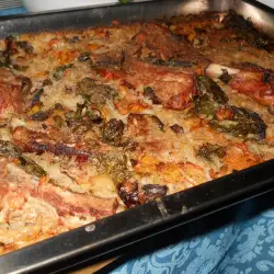 Запеченные свиные ребрышки с рисом и шпинатом