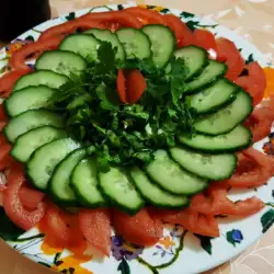 Выложенный рядами салат с помидорами и огурцами