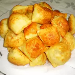 Нарезанные пончики с яйцом и кислым молоком