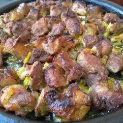 Садж из свинины с зеленым луком и чесноком
