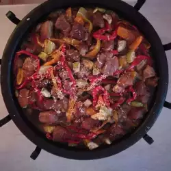 Садж со свининой и большим количеством овощей