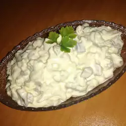 Салат с яйцами и солеными огурцами