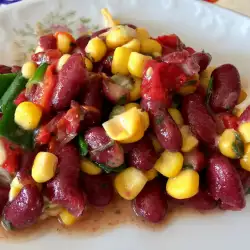 Полезный салат с кукурузой
