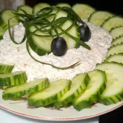 Салат из творога с грецкими орехами и свежими огурцами
