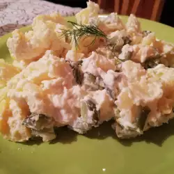 Салат с огурцами и картофелем
