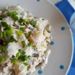 Картофельный салат с майонезом и зеленым луком