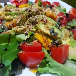 Зеленый салат с манго и семенами льна