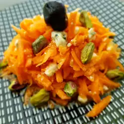 Морковный салат с фисташками и брынзой