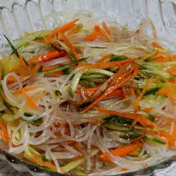 Салат из рисовых спагетти с огурцом и морковью
