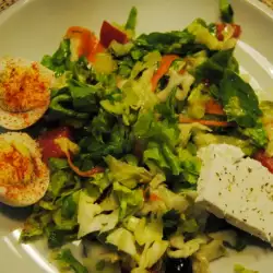 Салат со шпинатом и яйцами