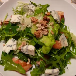 Витаминный салат с рукколой и голубым сыром