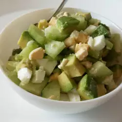 Салат с авокадо и яйцами
