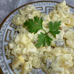 Картофельный салат с майонезом и кислыми огурчиками
