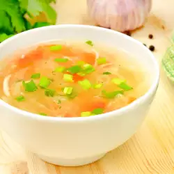 Деревенский суп с луком-пореем и квашеной капустой