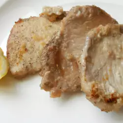 Стейки из свинины на сковороде со сливочным маслом