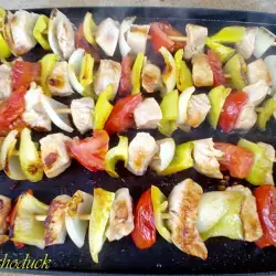 Шашлык с куриным филе и овощами