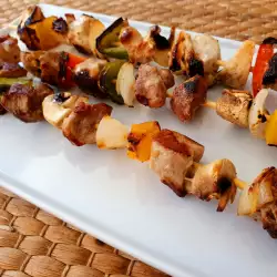 Шашлык из свиного окорока и овощей