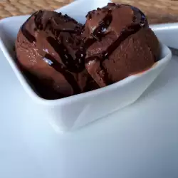 Шоколадное мороженое с молоком