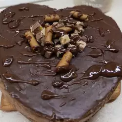 Шоколадный торт с печеньем и сливками