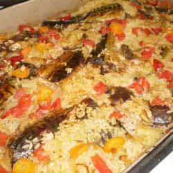 Запеченная скумбрия с рисом и овощами