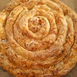 Сладкая баница с яблоками и грецкими орехами