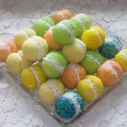 Пестрые сладости с масленым кремом