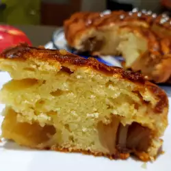 Пирог с карамелизированными яблоками и сметаной
