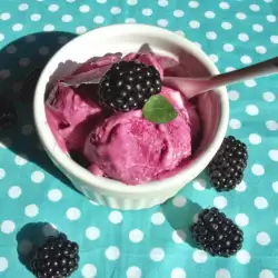 Йогуртовое мороженое с ежевикой