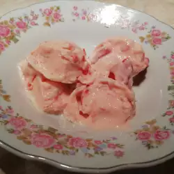Мороженое с кусочками клубники