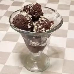 Шоколадное мороженое с какао порошком
