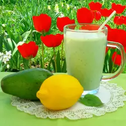 Молочный смузи с авокадо и щавелем